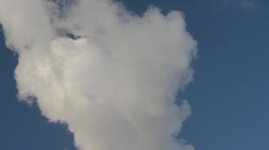 Kömür santrali bacasından çıkan duman bulutu. Hava kirliliği FHD