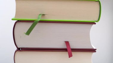 Bir yığın kalın kitap. Eğitim. Kütüphane