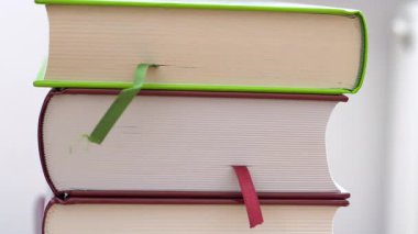 Bir yığın kalın kitap. Eğitim veya Kütüphane kavramı