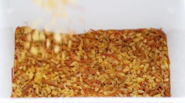 Vermicelli Bulgur. Yavaş çekim.