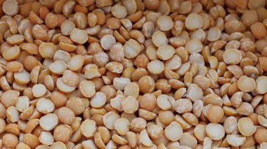 Kurumuş sarı bezelye yarıları. Kaydırıcı atışı