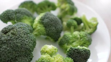 Tabakta taze, çiğ brokoli.