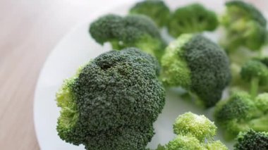 Tabakta taze, çiğ brokoli.