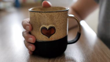 Kahve fincanı elinde tutan