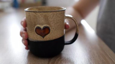 Sıcak kahve fincanı tutuyorum.