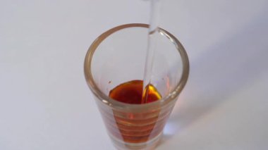 Lugol'ın çözüm içine su dökme. İyot