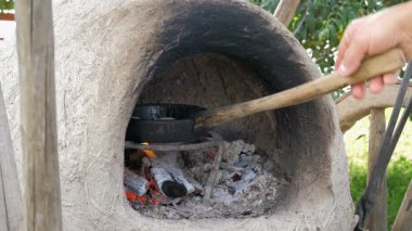 Adam kil tavada geleneksel kubbe fırın krep ekmek pişirme