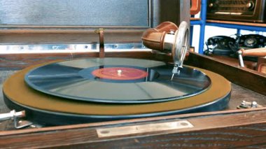 Gramofon. Retro vinil çalar. Eski renk
