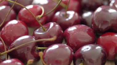 Kirazlar. Tatlı kirazlar. Kaydırıcı atışı