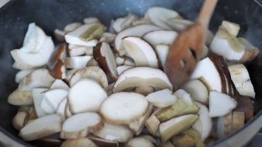 Kızartma tavasında Porcini mantarları (boletus edulis)
