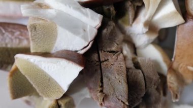 Çiğ, taze porcini mantarı. Boletus edulis. Yakın çekim.
