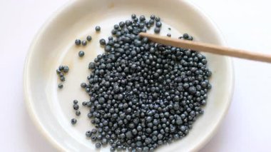 Beyaz kaptaki iyot kristalleri (granüller)