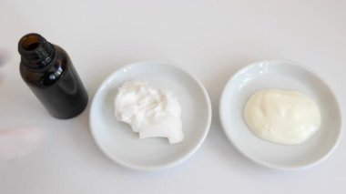 Yoğurttaki iyot nişastası testi. Kolalı ve nişastasız yoğurt. Yiyecekteki nişastayı tespit ediyorum. Nişasta içeren yoğurt rengi siyaha dönüyor. İyot-nişasta testi, nişastanın varlığını test etmek için kullanılan kimyasal bir reaksiyondur.. 
