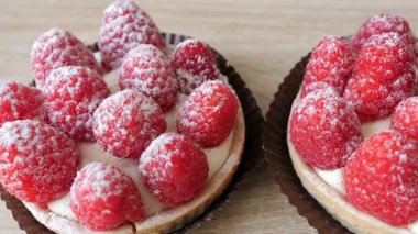 İki ahududulu tart. Üst görünüm