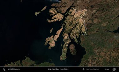 Argyll ve Bute. Birleşik Krallık 'ın idari alanı, Nisan 2023' te çekilen Kopernik Nöbetçi karolarından oluşan koyu renkli bir uydu görüntüsü üzerinde vurgulandı ve özetlendi.