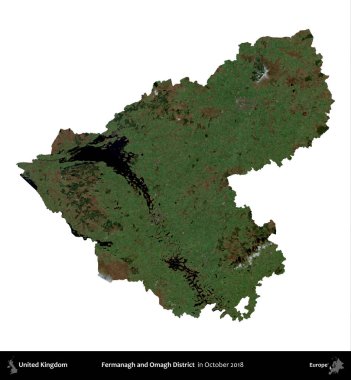 Fermanagh ve Omagh Bölgesi. Birleşik Krallık 'ın idari alanı, Ekim 2018' de çekilen Kopernik Nöbetçi karolarından oluşan bir uydu görüntüsüyle beyaza izole edildi.