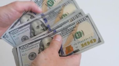 Para saymak. Amerikan dolarlarını sayıyorum. Beyaz arkaplan