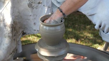 Potter çömlek tekerleğiüzerinde bir çömlek kalıplama olduğunu