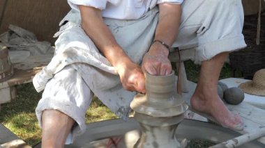 Potter çömlek çarkında sürahi şekillendiriyor.