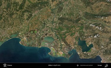 Arles. Copernicus Sentinel 'in Nisan 2022' de çekilmiş uydu görüntüsü üzerine Fransa 'nın idari bölgesi.