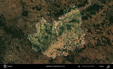 Auxerre. Fransa 'nın idari alanı, Eylül 2023' te çekilen Kopernik Nöbetçi karolarından oluşan koyu renkli bir uydu görüntüsü üzerinde vurgulandı ve özetlendi.