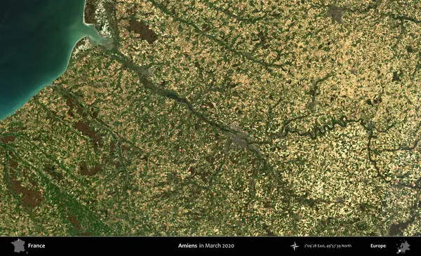 Amiens. Copernicus Sentinel 'in Mart 2020' de çekilmiş uydu görüntüsü üzerine Fransa 'nın idari bölgesi.