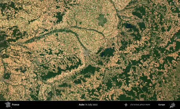 Aube. Copernicus Sentinel 'in Temmuz 2022' de çekilmiş uydu görüntüsü üzerine Fransa 'nın idari bölgesi.