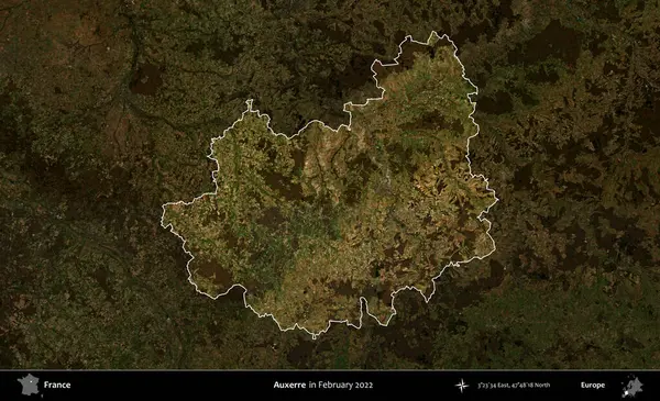 Auxerre. Fransa 'nın idari alanı, Şubat 2022' de çekilen Kopernik Sentinel karolarından oluşan koyu renkli bir uydu görüntüsü üzerinde vurgulandı ve özetlendi.