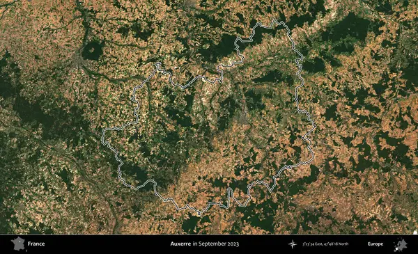 Auxerre. Eylül 2023 'te çekilen Copernicus Sentinel karolarından oluşan bir uydu görüntüsünde Fransa' nın idari bölgesinin ana hatlarını çizdim.