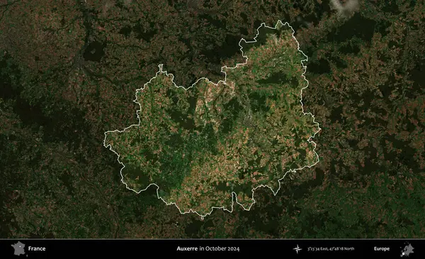 Auxerre. Fransa 'nın idari alanı, Ekim 2024' te çekilen Kopernik Nöbetçi karolarından oluşan koyu renkli bir uydu görüntüsü üzerinde vurgulandı ve özetlendi.