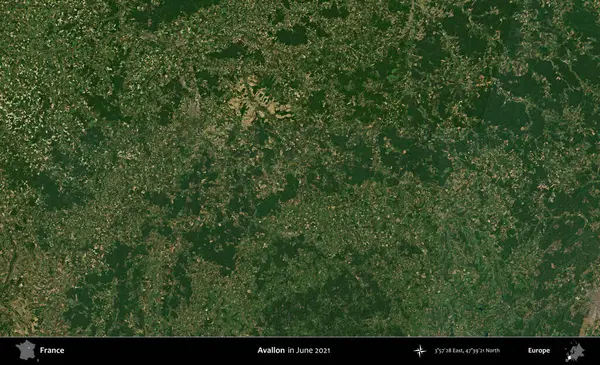 Avallon. Copernicus Sentinel 'in Haziran 2021' de çekilmiş uydu görüntüsü üzerine Fransa 'nın idari bölgesi.
