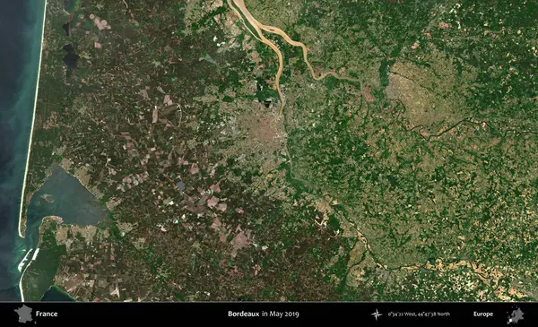 Bordo şarabı. Copernicus Sentinel 'in Mayıs 2019' da çekilmiş uydu görüntüsü üzerine Fransa 'nın idari bölgesi.