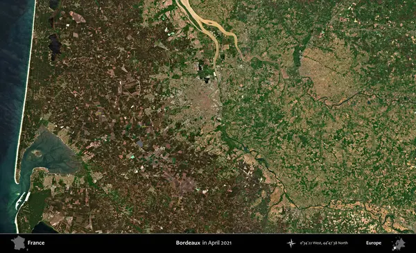 Bordo şarabı. Copernicus Sentinel 'in Nisan 2021' de çekilmiş uydu görüntüsü üzerine Fransa 'nın idari bölgesi.