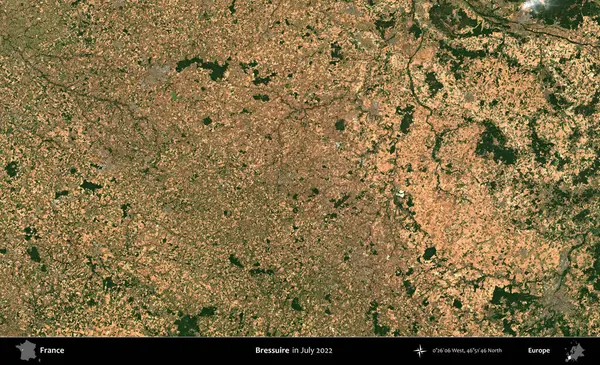Bressuire. Copernicus Sentinel 'in Temmuz 2022' de çekilmiş uydu görüntüsü üzerine Fransa 'nın idari bölgesi.