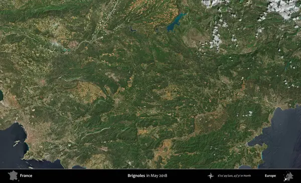 Brignoles. Copernicus Sentinel 'in Mayıs 2018' de çekilmiş uydu görüntüsü üzerine Fransa 'nın idari bölgesi.