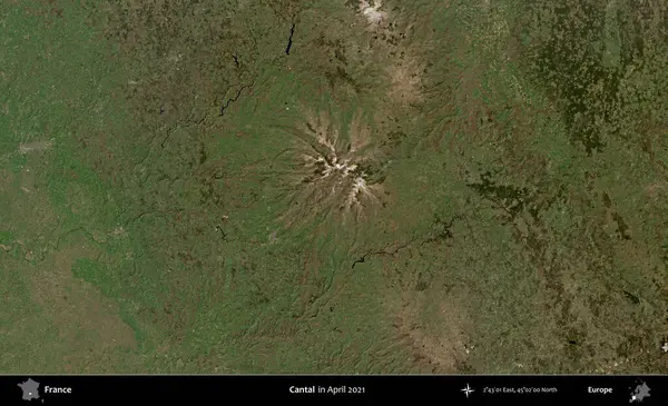 Cantal. Copernicus Sentinel 'in Nisan 2021' de çekilmiş uydu görüntüsü üzerine Fransa 'nın idari bölgesi.