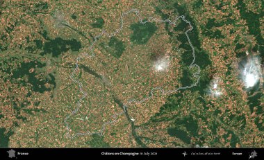 Chalons-en-Champagne. Copernicus Sentinel 'in Temmuz 2021' de çekilen uydu görüntüsünde Fransa 'nın idari bölgesinin ana hatları belirlendi.