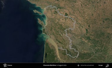 Charente-Maritime. Copernicus Sentinel 'in Ağustos 2020' de çekilen uydu görüntüsünde Fransa 'nın idari bölgesinin ana hatları belirlendi.