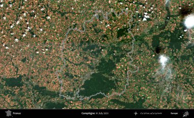 Compiegne. Copernicus Sentinel 'in Temmuz 2021' de çekilen uydu görüntüsünde Fransa 'nın idari bölgesinin ana hatları belirlendi.