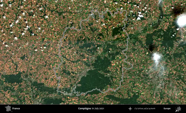 Compiegne. Copernicus Sentinel 'in Temmuz 2021' de çekilen uydu görüntüsünde Fransa 'nın idari bölgesinin ana hatları belirlendi.