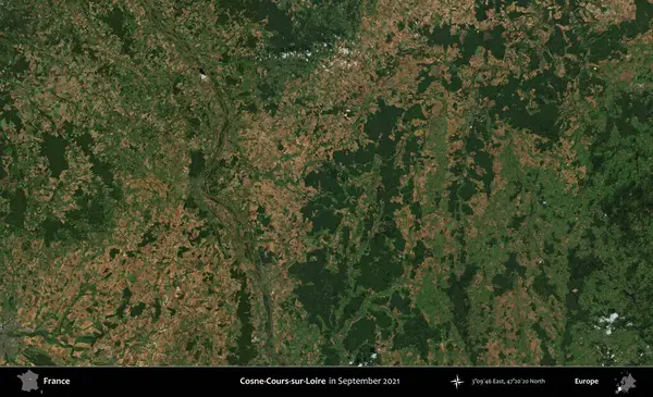 Cosne-Cours-sur-Loire. Copernicus Sentinel 'in Eylül 2021' de çekilmiş uydu görüntüsü üzerine Fransa 'nın idari bölgesi.