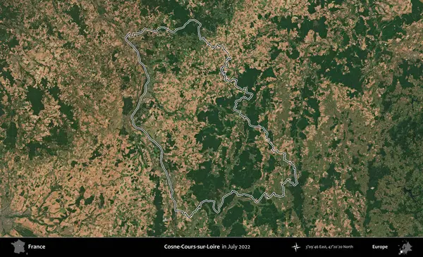 Cosne-Cours-sur-Loire. Copernicus Sentinel 'in Temmuz 2022' de çekilen uydu görüntüsünde Fransa 'nın idari bölgesinin ana hatları belirlendi.