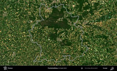 Fontainebleau. Copernicus Sentinel 'in Haziran 2021' de çekilen uydu görüntüsünde Fransa 'nın idari bölgesinin ana hatları belirlendi.