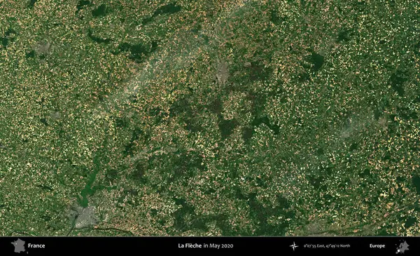 La Fleche. Mayıs 2020 'de Copernicus Sentinel karolarından oluşan bir uydu görüntüsü üzerine Fransa' nın idari bölgesi