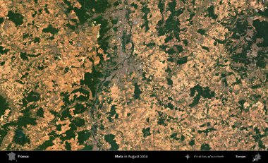 Metz. Copernicus Sentinel 'in Ağustos 2020' de çekilmiş uydu görüntüsü üzerine Fransa 'nın idari bölgesi.