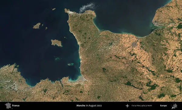 Manche. Copernicus Sentinel 'in Ağustos 2022' de çekilmiş uydu görüntüsü üzerine Fransa 'nın idari bölgesi.