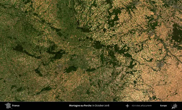 Mortagne-au-Perche. Copernicus Sentinel 'in Ekim 2018' de çekilmiş uydu görüntüsü üzerine Fransa 'nın idari bölgesi.