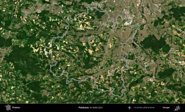 Palaiseau 'da. Copernicus Sentinel 'in Haziran 2021' de çekilen uydu görüntüsünde Fransa 'nın idari bölgesinin ana hatları belirlendi.
