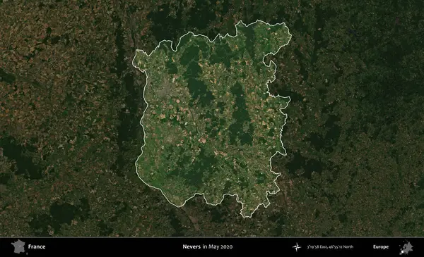 Nevers. Fransa 'nın idari alanı, Mayıs 2020' de çekilen Kopernik Nöbetçi karolarından oluşan koyu renkli bir uydu görüntüsü üzerinde vurgulandı ve özetlendi.