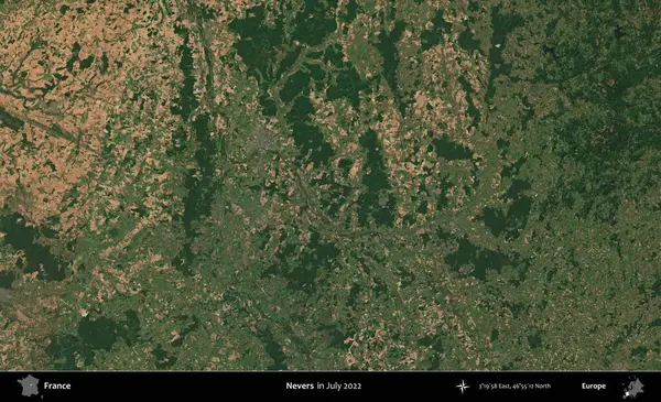 Nevers. Copernicus Sentinel 'in Temmuz 2022' de çekilmiş uydu görüntüsü üzerine Fransa 'nın idari bölgesi.